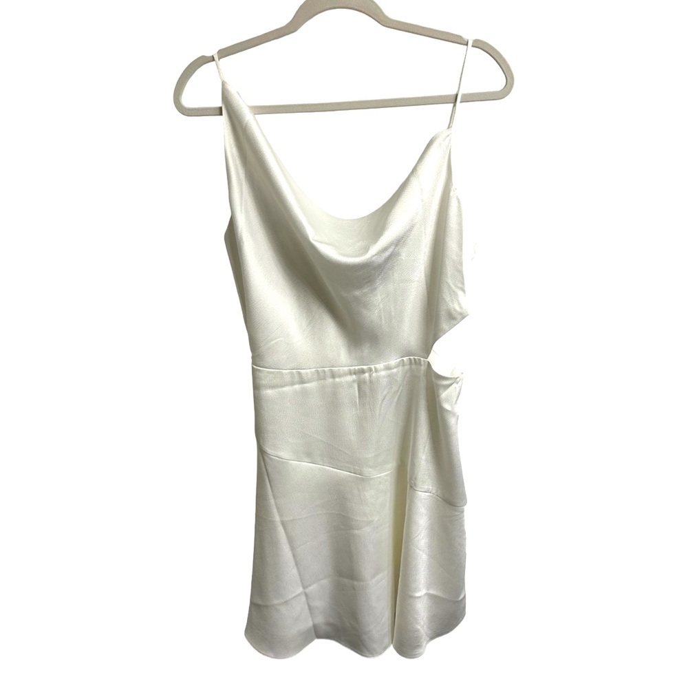 Twyla Satin Cowl Neck Cutout Mini Dress
Color: White
Size: L
QTY: 1